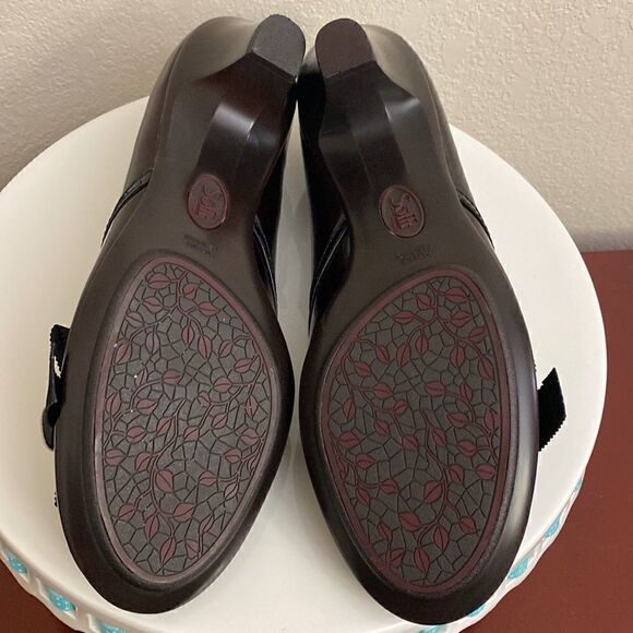 👠👠Sofft Maroon Patent Side Buttons & Bows Leather Heels Pumps!! Almost new!! - Picture 9 of 10